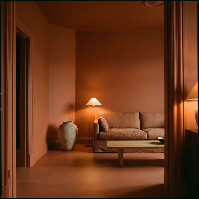 Color Drenching e Toni Terrosi: I Colori del Minimalismo Caldo nel 2026